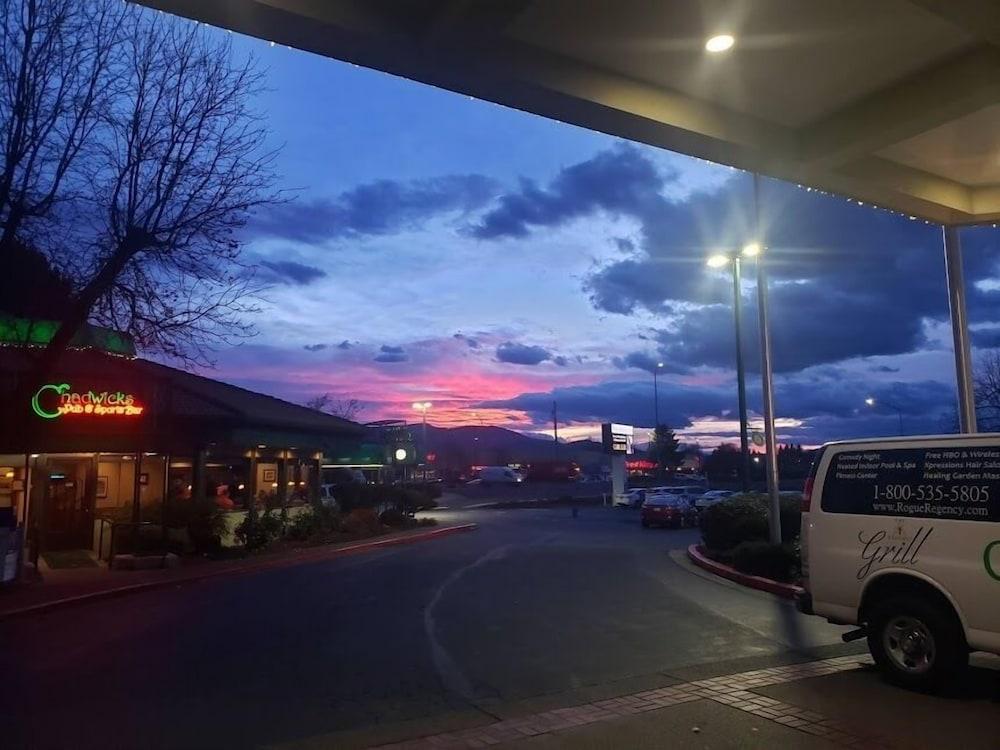 Rogue Regency Inn & Suites Medford Dış mekan fotoğraf