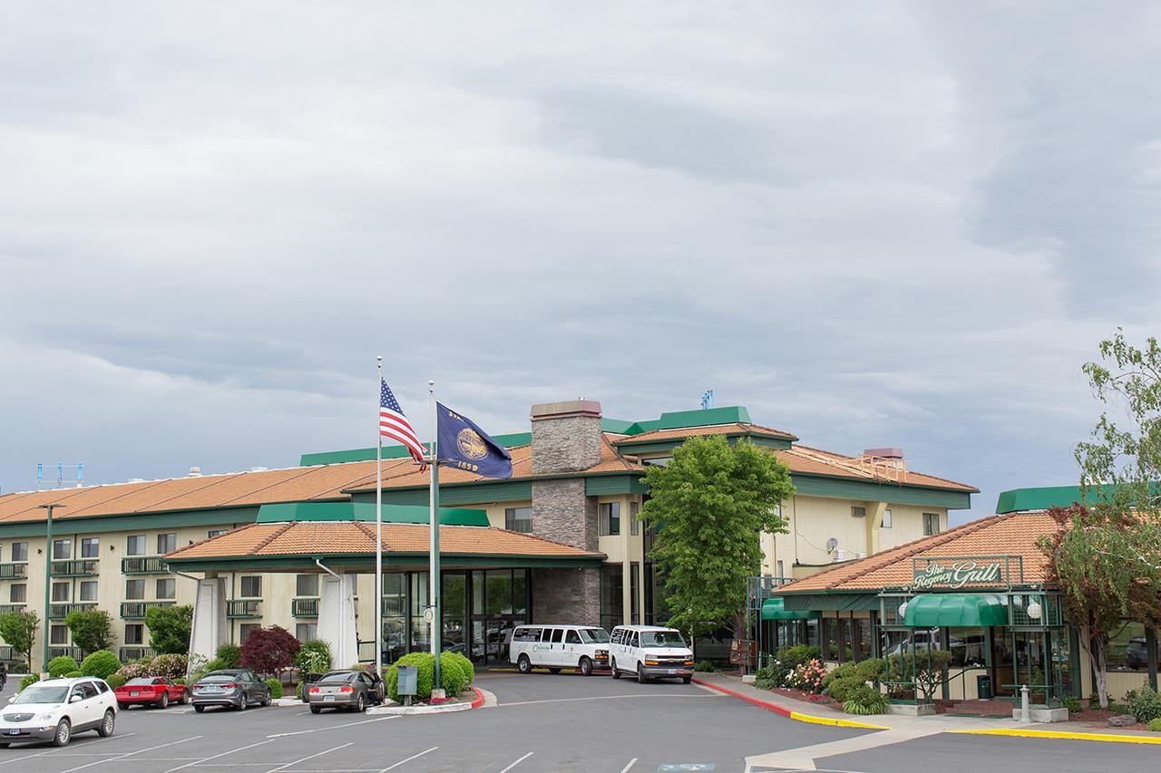 Rogue Regency Inn & Suites Medford Dış mekan fotoğraf