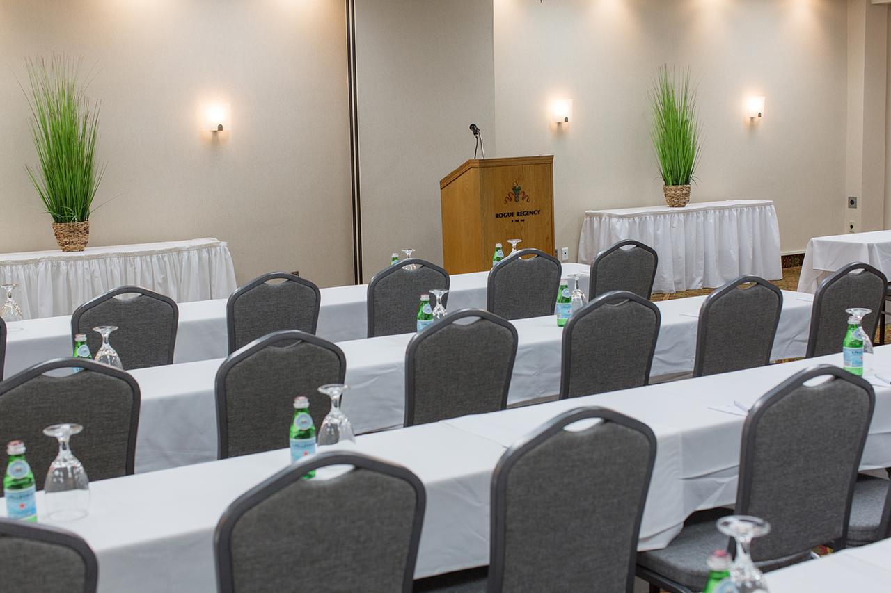 Rogue Regency Inn & Suites Medford Dış mekan fotoğraf